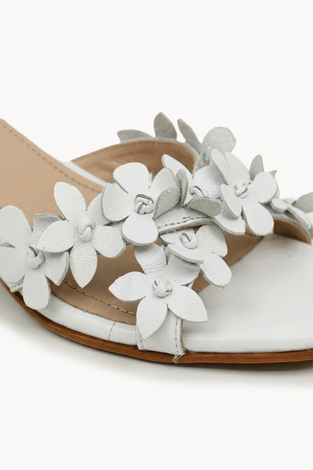 Rosa Bellissima Slide, White — 02 close-up