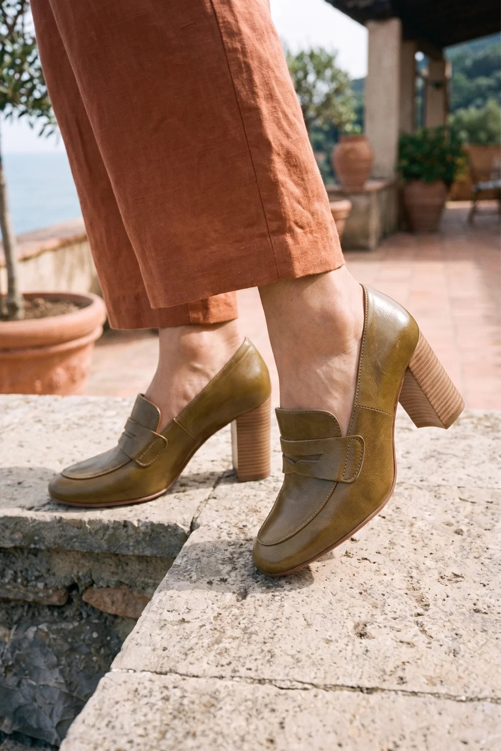 Reina de Oro Loafer, Brown — 06 on the foot