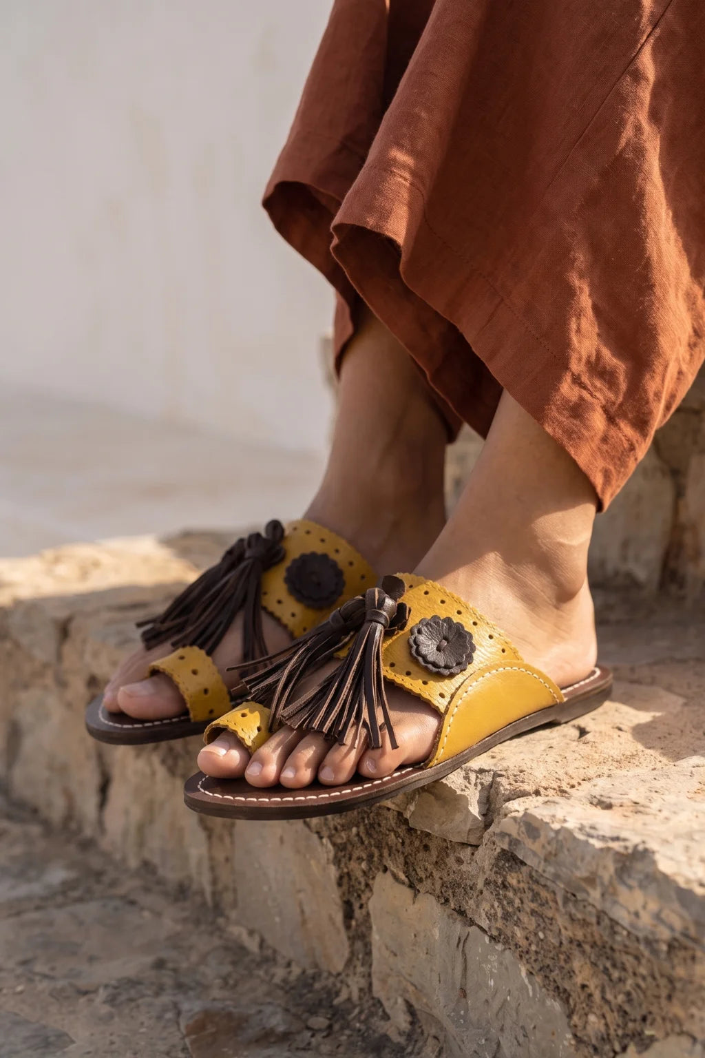 Oro e Ombra Slide, Yellow & Black — 06 on the foot