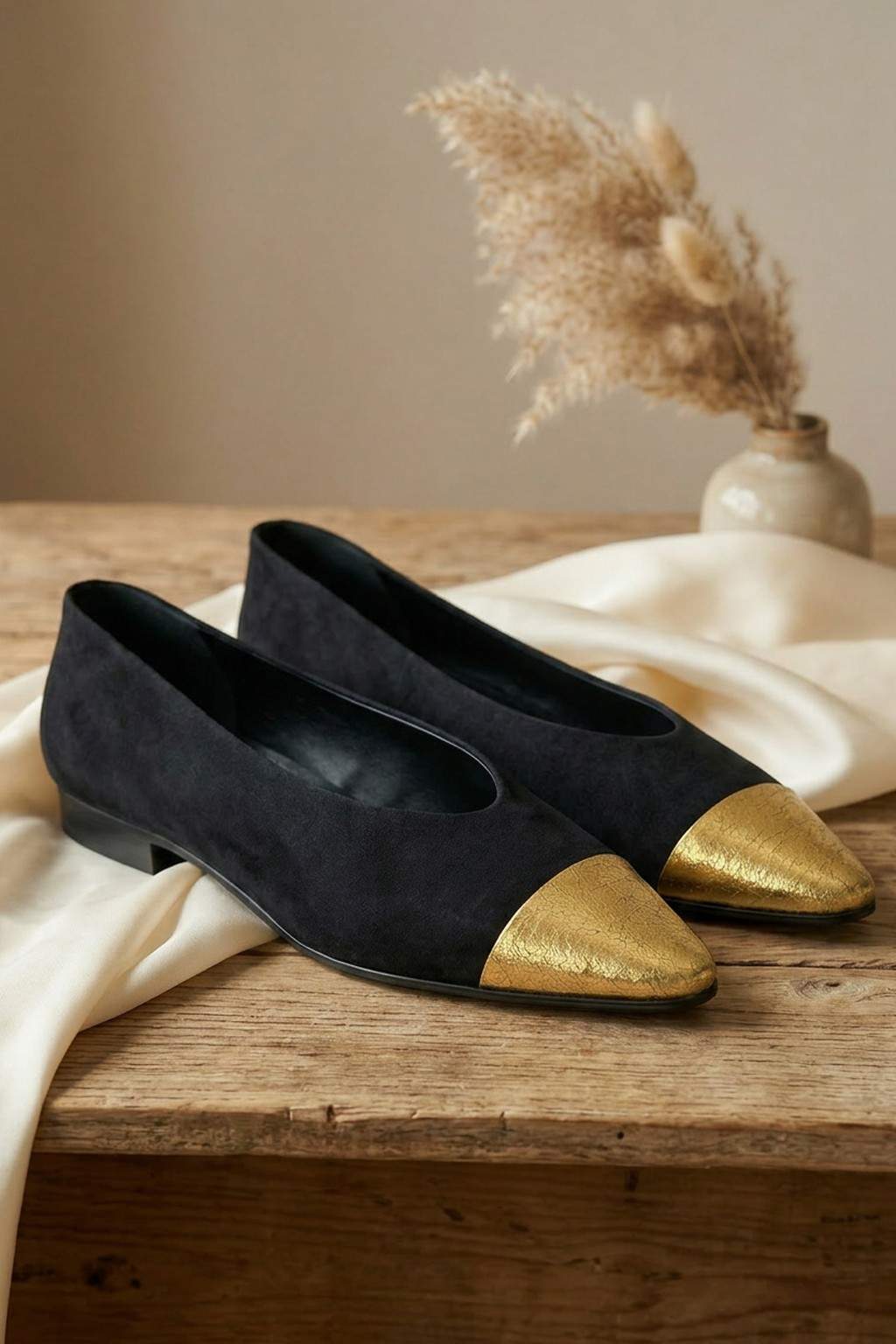 Puntera Flat, Black & Gold — 09 styled