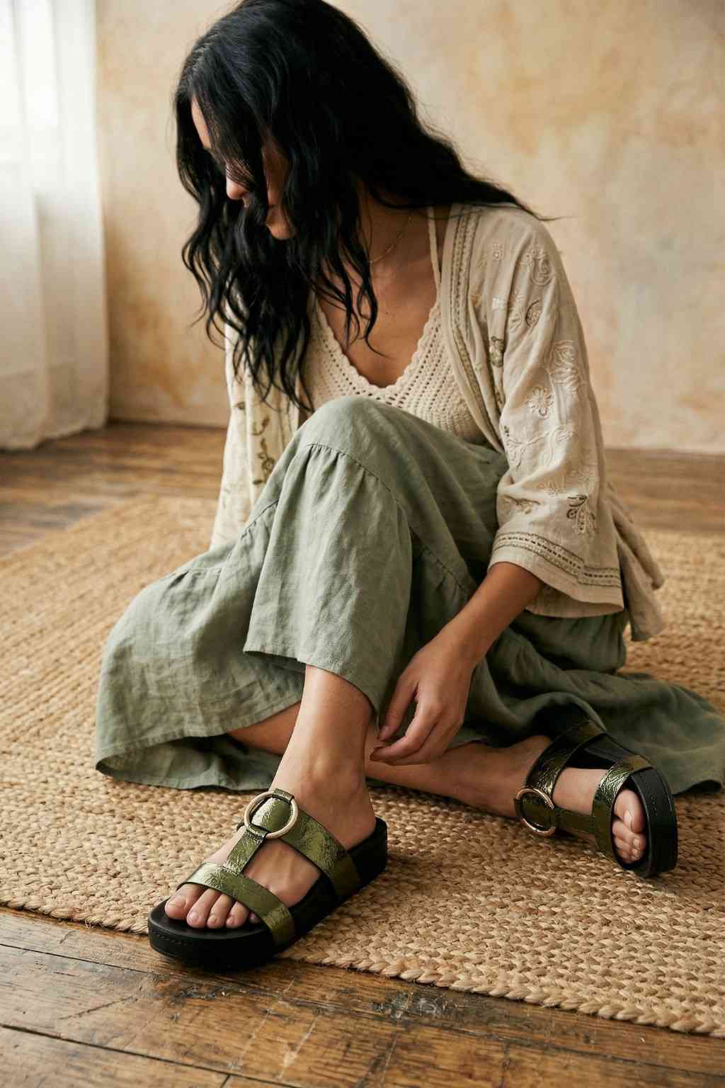 Verdea Noir Slide, Olive — 07 on model