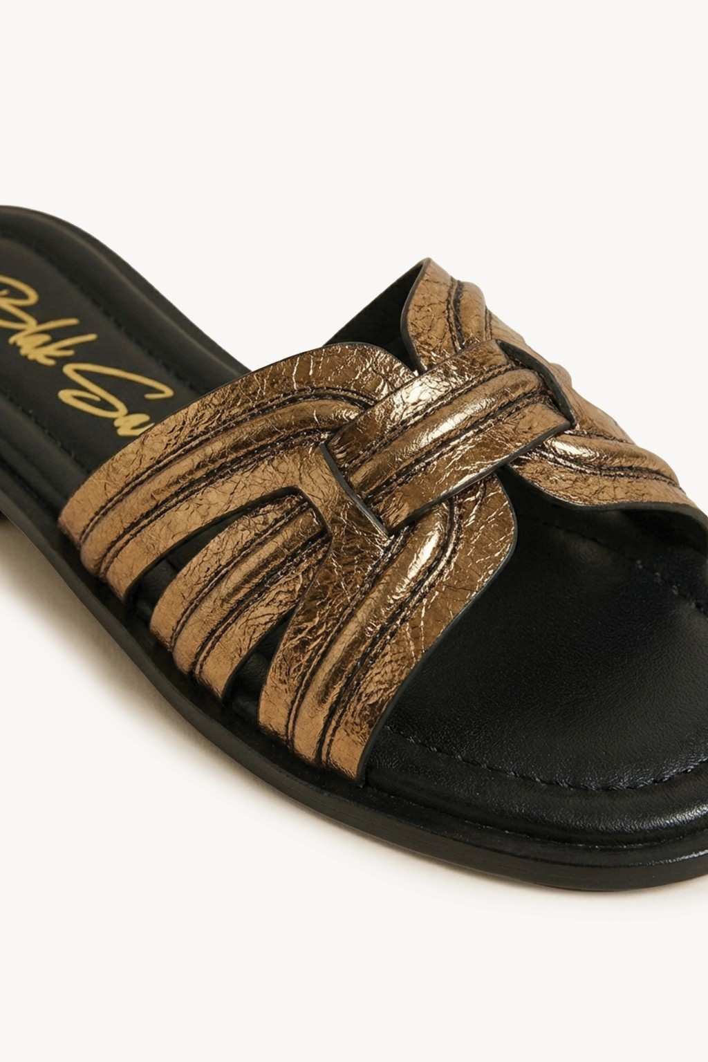 Aurea Noir Slide, Antique Gold — 03 close-up