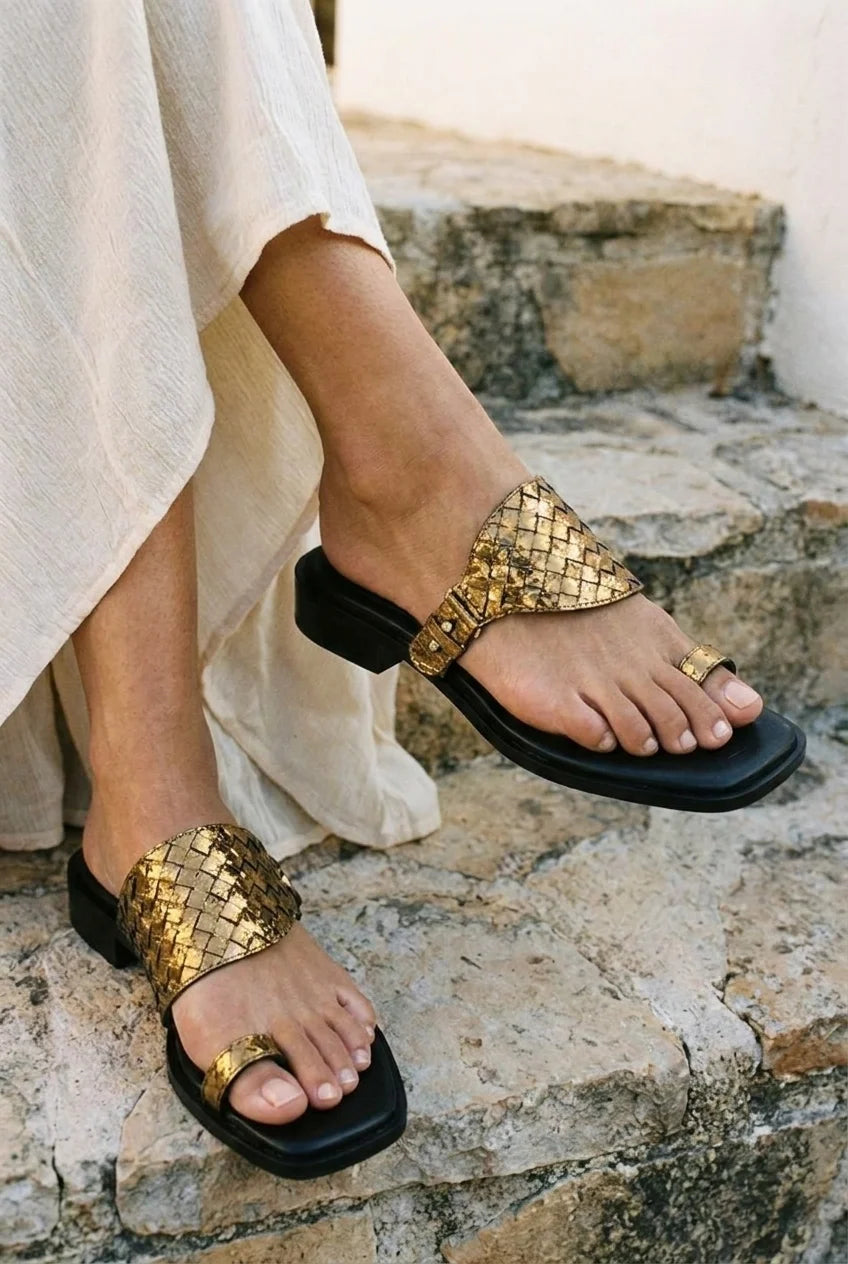 Sandalo Intrecciato Nero – Anello, Black & Gold — 06 on the foot