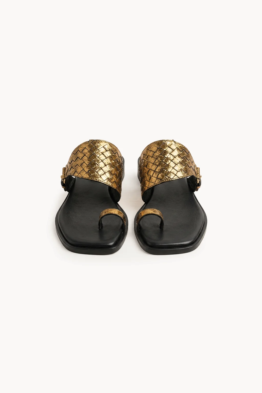 Sandalo Intrecciato Nero – Anello, Black & Gold — 04 three-quarter