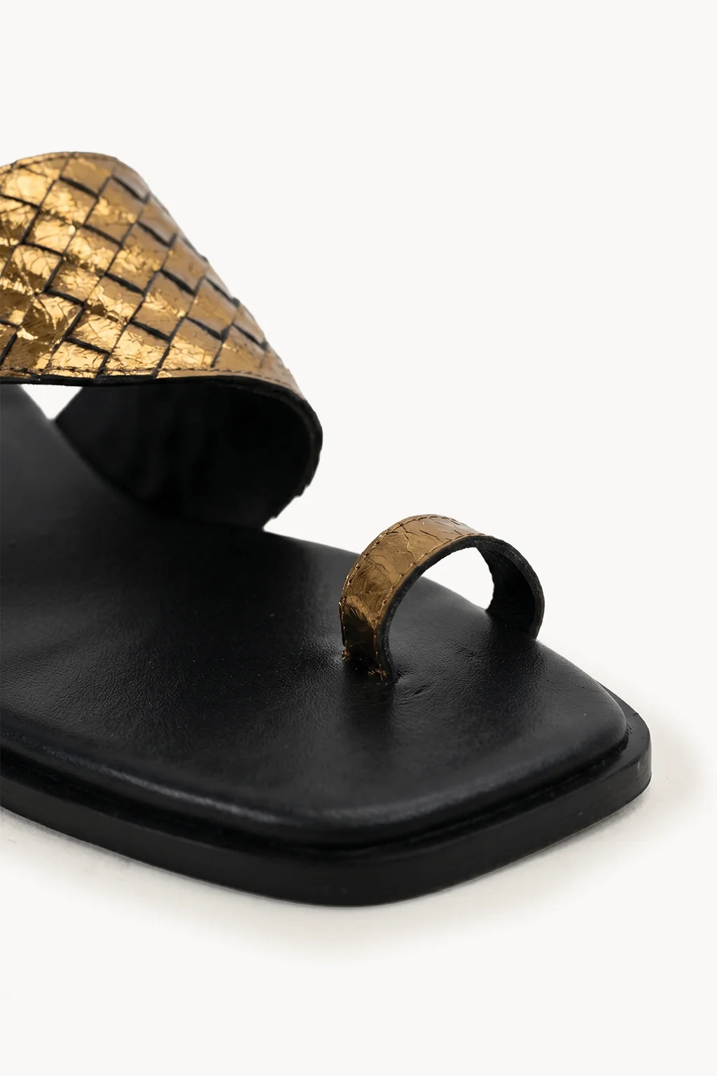 Sandalo Intrecciato Nero – Anello, Black & Gold — 03 close-up