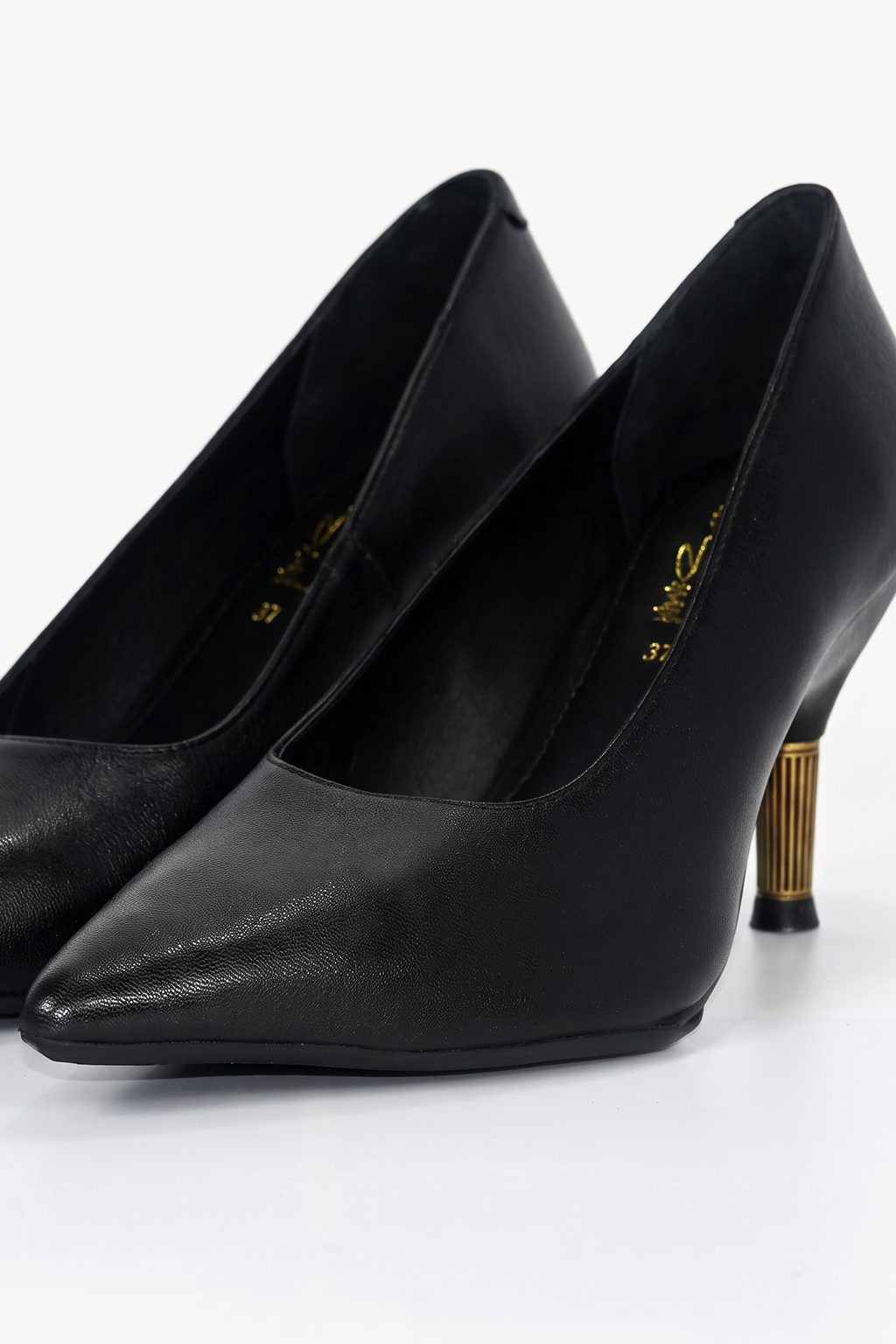Meridia Pointed Pump, Black — close-up