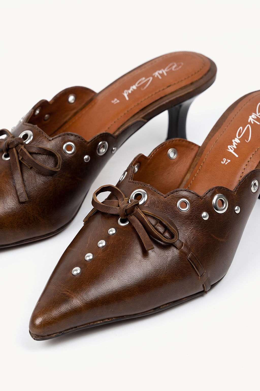 Corsair Eyelet Mule, Beige — close-up