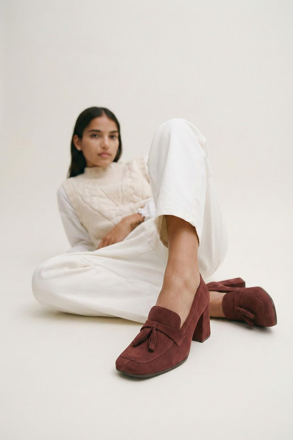 Welaris – Loafer Heel Pumps, Burgundy — 07 on model