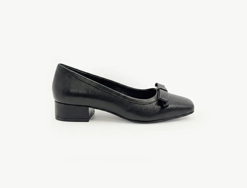 Arco Front Bow Pump Shoes, Black — 02 side profile
